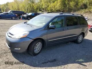 2010 Toyota Sienna XLE z VIN 5TDDK4CC0AS033362, wystawiony jako Copart lot #84948445 z przebiegiem Nie podano mil oraz Czysty tytuł • Clean title. Historia ofert i sprzedaży dostępna na DreamBid. Obrazek 1.