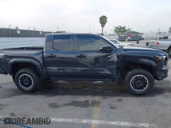 2024 Toyota Tacoma TRD Off Road с VIN 3TMLB5JN6RM051513, выставлен на аукционе IAAI как лот 43140179 с пробегом 13 703 миль миль и . История ставок и продаж доступна на DreamBid. Изображение 13.
