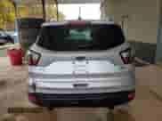 2018 Ford Escape SE z VIN 1FMCU9GD9JUA06268, wystawiony jako Copart lot #90476145 z przebiegiem Nie podano mil oraz Czysty tytuł • Clean title. Historia ofert i sprzedaży dostępna na DreamBid. Obrazek 6.
