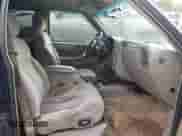 2000 Chevrolet Blazer LT z VIN 1GNDT13W8Y2197764, wystawiony jako Copart lot #70231994 z przebiegiem 281 074 mil mil oraz Szkoda całkowita • Salvage title. Historia ofert i sprzedaży dostępna na DreamBid. Obrazek 7.