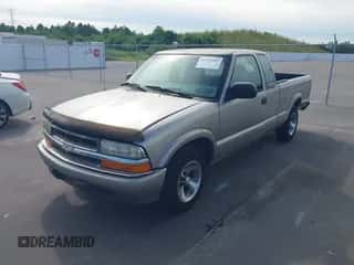2001 Chevrolet S-10 LS Xtreme z VIN 1GCCS195218258972, wystawiony jako IAAI lot #43291853 z przebiegiem 156 281 mil mil oraz . Historia ofert i sprzedaży dostępna na DreamBid. Obrazek 2.