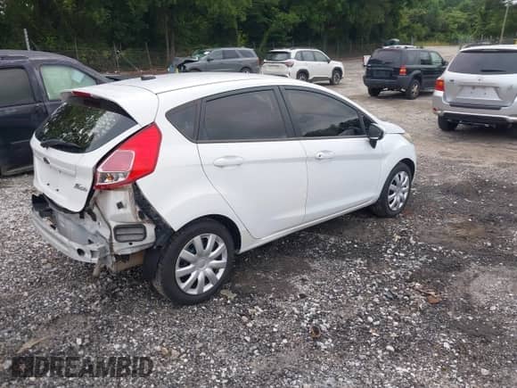 2014 Ford Fiesta S z VIN 3FADP4TJ1EM191222, wystawiony jako IAAI lot #42456575 z przebiegiem 110 969 mil mil oraz . Historia ofert i sprzedaży dostępna na DreamBid. Obrazek 4.