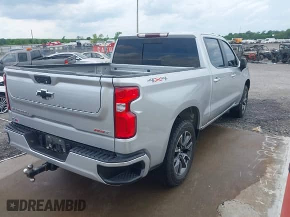 2022 Chevrolet Silverado 1500 RST z VIN 1GCUDEET8NZ571342, wystawiony jako IAAI lot #42146604 z przebiegiem 90 957 mil mil oraz . Historia ofert i sprzedaży dostępna na DreamBid. Obrazek 4.