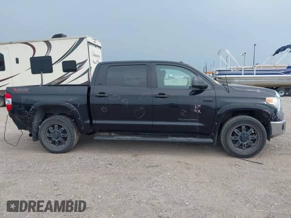 2017 Toyota Tundra SR5 z VIN 5TFEW5F10HX221912, wystawiony jako IAAI lot #42268725 z przebiegiem 92 588 mil mil oraz . Historia ofert i sprzedaży dostępna na DreamBid. Obrazek 14.