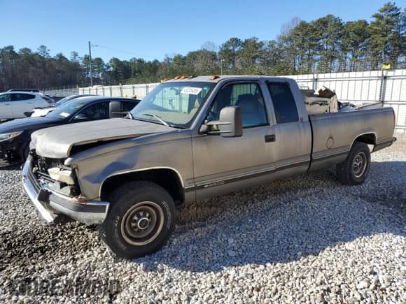 1998 Chevrolet Silverado 2500 z VIN 1GCGC29R8WE255672, wystawiony jako Copart lot #46235455 z przebiegiem 325 923 mil mil oraz Szkoda całkowita • Salvage title. Historia ofert i sprzedaży dostępna na DreamBid. Obrazek 1.