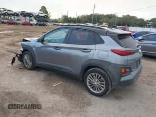 2018 Hyundai Kona SEL z VIN KM8K2CAA1JU183426, wystawiony jako IAAI lot #43394507 z przebiegiem 76 961 mil mil oraz . Historia ofert i sprzedaży dostępna na DreamBid. Obrazek 3.