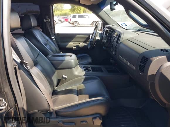 2008 Chevrolet Silverado 1500 2LT z VIN 3GCEC13JX8G163611, wystawiony jako IAAI lot #43047662 z przebiegiem 179 004 mil mil oraz . Historia ofert i sprzedaży dostępna na DreamBid. Obrazek 5.