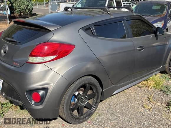 2013 Hyundai Veloster Turbo с VIN KMHTC6AE3DU097576, выставлен на аукционе Copart как лот 82102005 с пробегом 140 467 миль миль и Чистый • Clean title. История ставок и продаж доступна на DreamBid. Изображение 4.