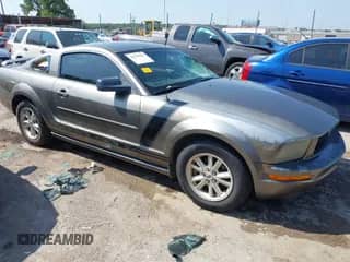 2005 Ford Mustang Deluxe z VIN 1ZVFT80N755225597, wystawiony jako IAAI lot #42793032 z przebiegiem 210 994 mil mil oraz . Historia ofert i sprzedaży dostępna na DreamBid. Obrazek 1.