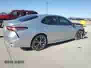 2018 Toyota Camry SE с VIN 4T1B11HK2JU002582, выставлен на аукционе Copart как лот 82613755 с пробегом 133 835 миль миль и Списание • Salvage title. История ставок и продаж доступна на DreamBid. Изображение 3.