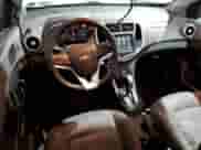 2018 Chevrolet Sonic LT с VIN 1G1JG6SH0J4131387, выставлен на аукционе Copart как лот 56011655 с пробегом 160 875 миль миль и Чистый • Clean title. История ставок и продаж доступна на DreamBid. Изображение 8.