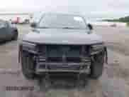 2023 Jeep Grand Cherokee Laredo z VIN 1C4RJJAG8P8714590, wystawiony jako IAAI lot #43094713 z przebiegiem 65 034 mil mil oraz . Historia ofert i sprzedaży dostępna na DreamBid. Obrazek 12.