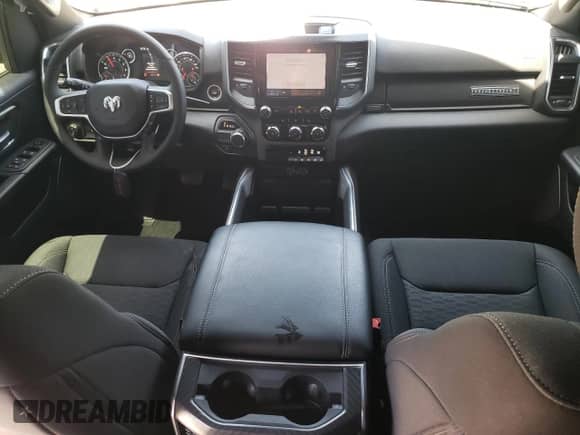 2025 Ram 1500 Big Horn z VIN 1C6RREFG8SN557170, wystawiony jako Copart lot #58267285 z przebiegiem 6 848 mil mil oraz Szkoda całkowita • Salvage title. Historia ofert i sprzedaży dostępna na DreamBid. Obrazek 8.