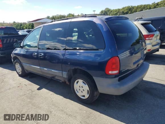 2000 Dodge Caravan SE z VIN 2B4GP45R0YR850038, wystawiony jako Copart lot #82138045 z przebiegiem 173 111 mil mil oraz Czysty tytuł • Clean title. Historia ofert i sprzedaży dostępna na DreamBid. Obrazek 2.