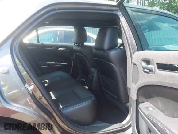 2023 Chrysler 300 S z VIN 2C3CCABG0PH646962, wystawiony jako IAAI lot #42775844 z przebiegiem 12 364 mil mil oraz . Historia ofert i sprzedaży dostępna na DreamBid. Obrazek 8.