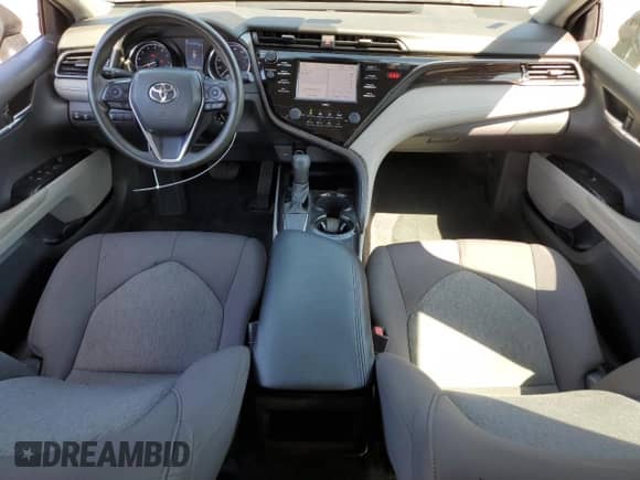 2020 Toyota Camry LE z VIN 4T1C11AK8LU978691, wystawiony jako Copart lot #81092065 z przebiegiem 114 855 mil mil oraz Szkoda całkowita • Salvage title. Historia ofert i sprzedaży dostępna na DreamBid. Obrazek 8.