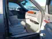 2011 Chevrolet Suburban LT z VIN 1GNSCJE09BR344091, wystawiony jako IAAI lot #41605909 z przebiegiem 312 559 mil mil oraz . Historia ofert i sprzedaży dostępna na DreamBid. Obrazek 5.