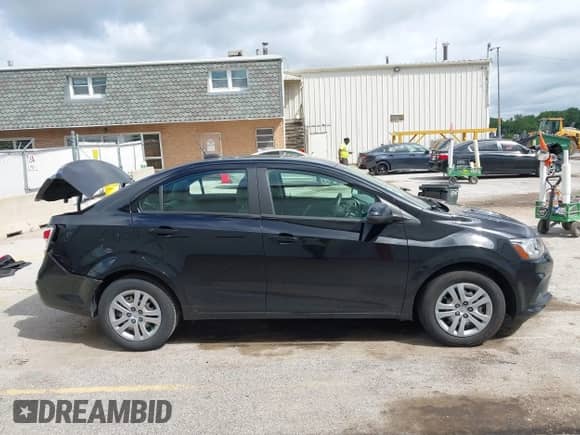 2018 Chevrolet Sonic LS с VIN 1G1JB5SHXJ4115187, выставлен на аукционе IAAI как лот 43043545 с пробегом 39 000 миль миль и . История ставок и продаж доступна на DreamBid. Изображение 14.