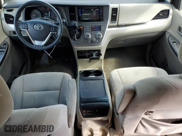 2015 Toyota Sienna LE z VIN 5TDJK3DC1FS112266, wystawiony jako Copart lot #68496085 z przebiegiem 84 619 mil mil oraz Szkoda całkowita • Salvage title. Historia ofert i sprzedaży dostępna na DreamBid. Obrazek 8.