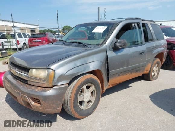 2005 Chevrolet TrailBlazer LS с VIN 1GNDT13S452352741, выставлен на аукционе IAAI как лот 42931322 с пробегом 250 494 миль миль и . История ставок и продаж доступна на DreamBid. Изображение 2.
