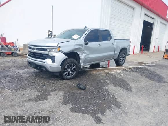 2022 Chevrolet Silverado 1500 RST z VIN 1GCUDEET8NZ571342, wystawiony jako IAAI lot #42146604 z przebiegiem 90 957 mil mil oraz . Historia ofert i sprzedaży dostępna na DreamBid. Obrazek 18.