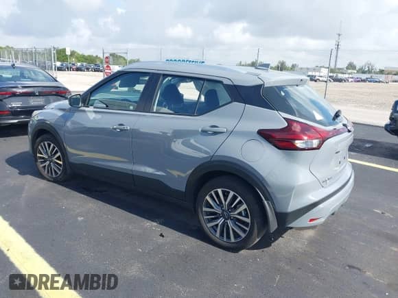 2024 Nissan Kicks SV z VIN 3N1CP5CV3RL576696, wystawiony jako IAAI lot #42656296 z przebiegiem 18 741 mil mil oraz . Historia ofert i sprzedaży dostępna na DreamBid. Obrazek 3.