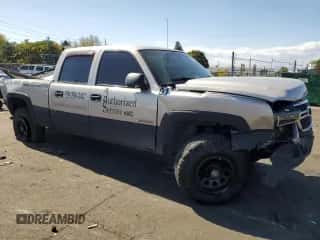 2006 Chevrolet Silverado 1500HD LT2 z VIN 1GCGK13U66F108593, wystawiony jako Copart lot #73030914 z przebiegiem 242 799 mil mil oraz Szkoda całkowita • Salvage title. Historia ofert i sprzedaży dostępna na DreamBid. Obrazek 4.