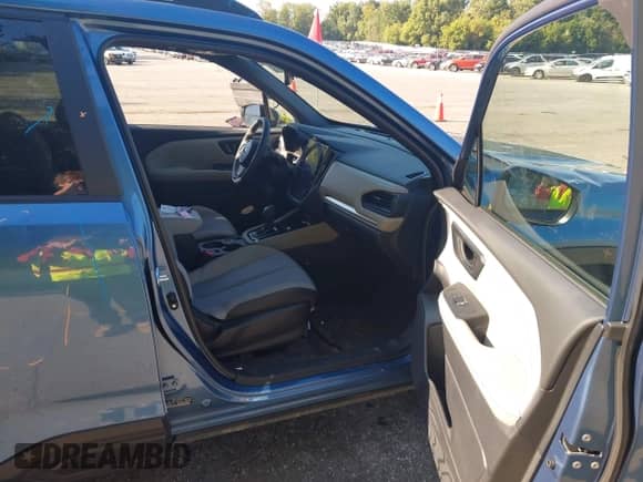 2025 Subaru Forester Premium z VIN JF2SLDBC5SH529643, wystawiony jako IAAI lot #43120935 z przebiegiem 8 385 mil mil oraz . Historia ofert i sprzedaży dostępna na DreamBid. Obrazek 5.