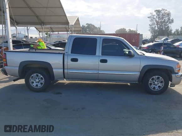 2005 GMC Sierra 1500 SLE z VIN 2GTEC13T451170723, wystawiony jako IAAI lot #43116884 z przebiegiem 222 286 mil mil oraz . Historia ofert i sprzedaży dostępna na DreamBid. Obrazek 14.