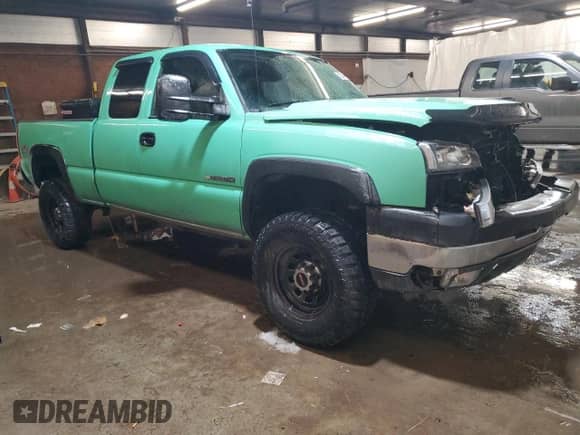 2006 Chevrolet Silverado 2500HD LS z VIN 1GCHK29U66E240602, wystawiony jako Copart lot #42244505 z przebiegiem 200 468 mil mil oraz Szkoda całkowita • Salvage title. Historia ofert i sprzedaży dostępna na DreamBid. Obrazek 4.