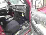 2021 Jeep Wrangler Unlimited Sahara Altitude z VIN 1C4HJXEG1MW840676, wystawiony jako IAAI lot #42425593 z przebiegiem 11 574 mil mil oraz . Historia ofert i sprzedaży dostępna na DreamBid. Obrazek 11.