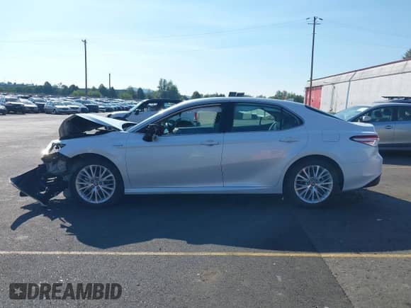 2020 Toyota Camry Hybrid XLE z VIN 4T1F31AK1LU541672, wystawiony jako IAAI lot #43125531 z przebiegiem 207 911 mil mil oraz . Historia ofert i sprzedaży dostępna na DreamBid. Obrazek 14.