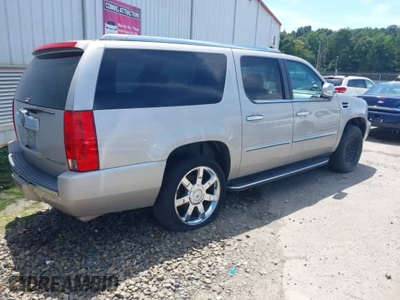 2008 Cadillac Escalade ESV с VIN 1GYFK66828R199980, выставлен на аукционе IAAI как лот 43059964 с пробегом 250 741 миль миль и . История ставок и продаж доступна на DreamBid. Изображение 4.