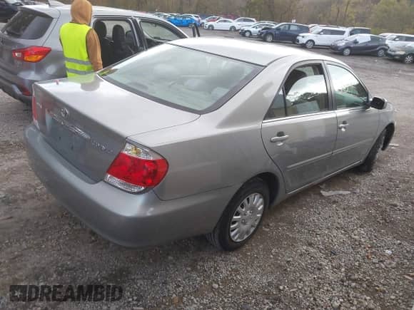 2005 Toyota Camry XLE z VIN 4T1BE32K05U593414, wystawiony jako IAAI lot #43512055 z przebiegiem 268 900 mil mil oraz . Historia ofert i sprzedaży dostępna na DreamBid. Obrazek 4.