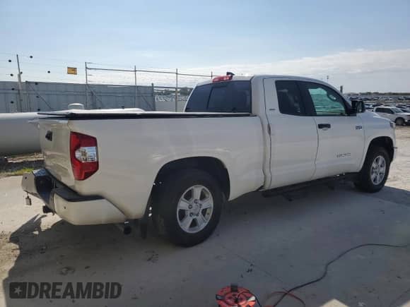 2021 Toyota Tundra SR5 z VIN 5TFUY5F12MX044652, wystawiony jako Copart lot #85121455 z przebiegiem 60 761 mil mil oraz Szkoda całkowita • Salvage title. Historia ofert i sprzedaży dostępna na DreamBid. Obrazek 3.