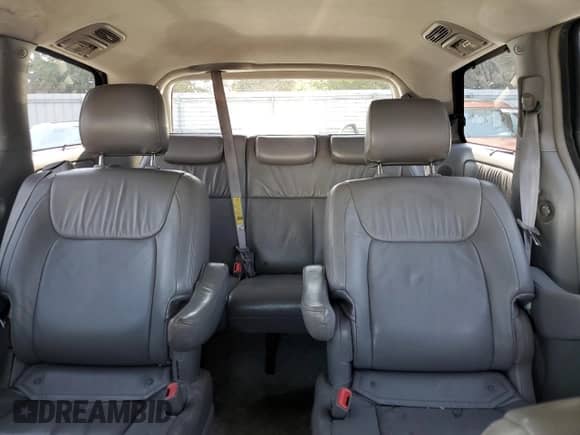 2008 Toyota Sienna XLE z VIN 5TDBK22C88S009088, wystawiony jako Copart lot #71486135 z przebiegiem 211 890 mil mil oraz Czysty tytuł • Clean title. Historia ofert i sprzedaży dostępna na DreamBid. Obrazek 10.