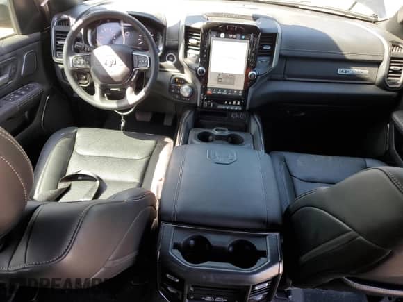 2024 Ram 1500 Rebel z VIN 1C6SRFLT1RN208709, wystawiony jako Copart lot #57819745 z przebiegiem 9 817 mil mil oraz Szkoda całkowita • Salvage title. Historia ofert i sprzedaży dostępna na DreamBid. Obrazek 8.