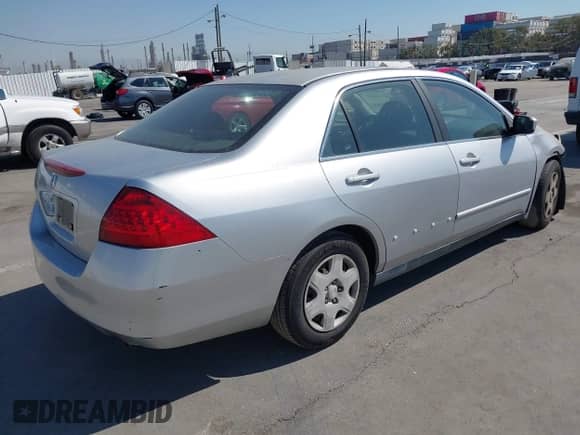 2007 Honda Accord LX с VIN JHMCM564X7C000300, выставлен на аукционе IAAI как лот 43083918 с пробегом 187 399 миль миль и . История ставок и продаж доступна на DreamBid. Изображение 4.