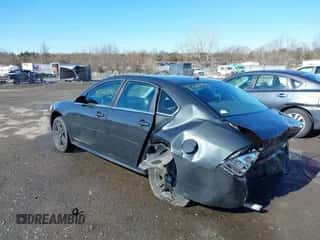 2013 Chevrolet Impala Police z VIN 2G1WD5E39D1228628, wystawiony jako IAAI lot #41560393 z przebiegiem 173 236 mil mil oraz . Historia ofert i sprzedaży dostępna na DreamBid. Obrazek 6.