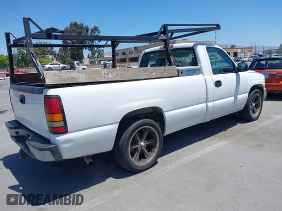 2005 GMC Sierra 1500 Work Truck z VIN 1GTEC14X75Z175455, wystawiony jako IAAI lot #42353284 z przebiegiem 255 724 mil mil oraz . Historia ofert i sprzedaży dostępna na DreamBid. Obrazek 4.