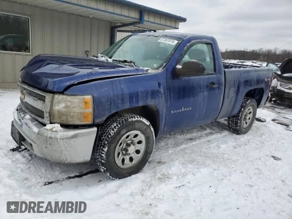 2013 Chevrolet Silverado 1500 Work Truck z VIN 1GCNKPEX5DZ268722, wystawiony jako Copart lot #87367074 z przebiegiem 64 669 mil mil oraz Szkoda całkowita • Salvage title. Historia ofert i sprzedaży dostępna na DreamBid. Obrazek 1.