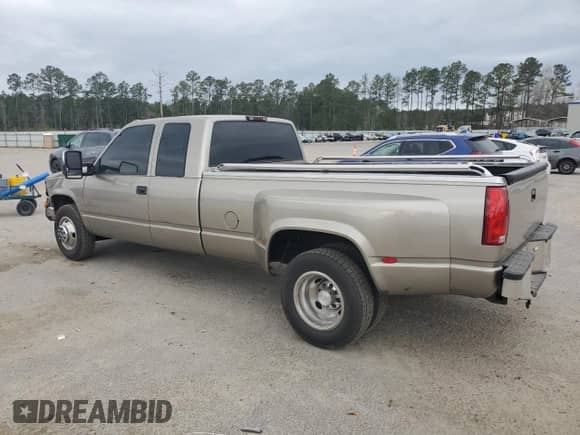 1999 Chevrolet Silverado 3500 z VIN 1GBHC39FXXF077473, wystawiony jako Copart lot #49597355 z przebiegiem 119 287 mil mil oraz Szkoda całkowita • Salvage title. Historia ofert i sprzedaży dostępna na DreamBid. Obrazek 2.