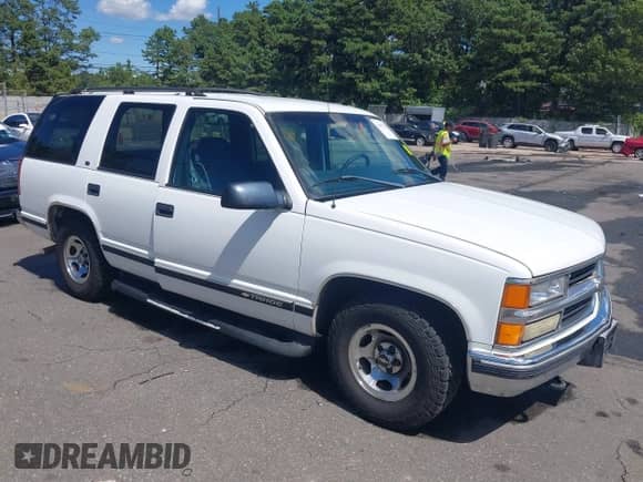 1999 Chevrolet Tahoe Police Special z VIN 1GNEC13R2XR103155, wystawiony jako IAAI lot #43097585 z przebiegiem 125 723 mil mil oraz . Historia ofert i sprzedaży dostępna na DreamBid. Obrazek 1.