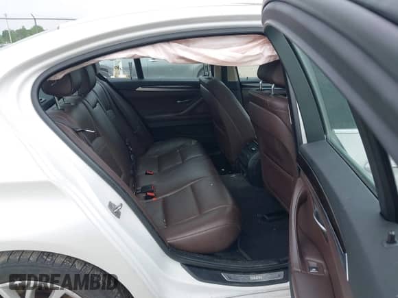 2015 BMW 5 Series 528i xDrive с VIN WBA5A7C58FD627577, выставлен на аукционе IAAI как лот 42495593 с пробегом 85 574 миль миль и . История ставок и продаж доступна на DreamBid. Изображение 8.