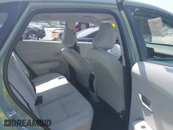 2025 Hyundai Kona SE z VIN KM8HACAB2SU260523, wystawiony jako IAAI lot #43222002 z przebiegiem 2 778 mil mil oraz . Historia ofert i sprzedaży dostępna na DreamBid. Obrazek 8.