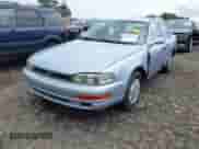 1994 Toyota Camry LE z VIN 4T1SK12E4RU439415, wystawiony jako IAAI lot #42246497 z przebiegiem 82 524 mil mil oraz . Historia ofert i sprzedaży dostępna na DreamBid. Obrazek 2.