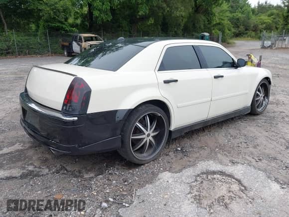 2005 Chrysler 300 300 z VIN 2C3JA43R05H645225, wystawiony jako IAAI lot #42354847 z przebiegiem 234 481 mil mil oraz . Historia ofert i sprzedaży dostępna na DreamBid. Obrazek 4.