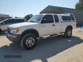 2000 Toyota Tacoma PreRunner z VIN 4TASM92N6YZ683240, wystawiony jako Copart lot #66918985 z przebiegiem 142 672 mil mil oraz Szkoda całkowita • Salvage title. Historia ofert i sprzedaży dostępna na DreamBid. Obrazek 1.