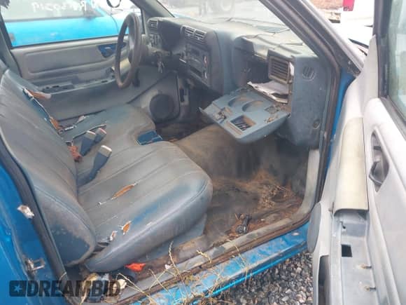 1994 Chevrolet S-10 z VIN 1GCCS14Z6R8130319, wystawiony jako IAAI lot #42463264 z przebiegiem 88 831 mil mil oraz . Historia ofert i sprzedaży dostępna na DreamBid. Obrazek 8.