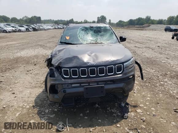 2023 Jeep Compass Latitude Lux z VIN 3C4NJDFN8PT559578, wystawiony jako Copart lot #67196165 z przebiegiem Nie podano mil oraz Szkoda całkowita • Salvage title. Historia ofert i sprzedaży dostępna na DreamBid. Obrazek 5.